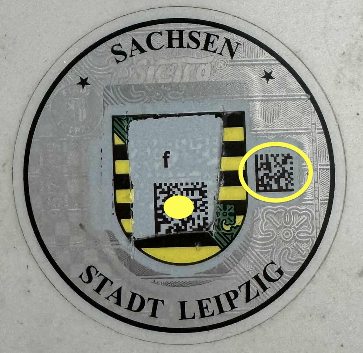 Kennzeichensiegel mit einem QR-Code aus Sachsen