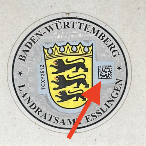 Ein Kennzeichensiegel mit einem Barcode auf der rechten Seite. (Beispielbild)