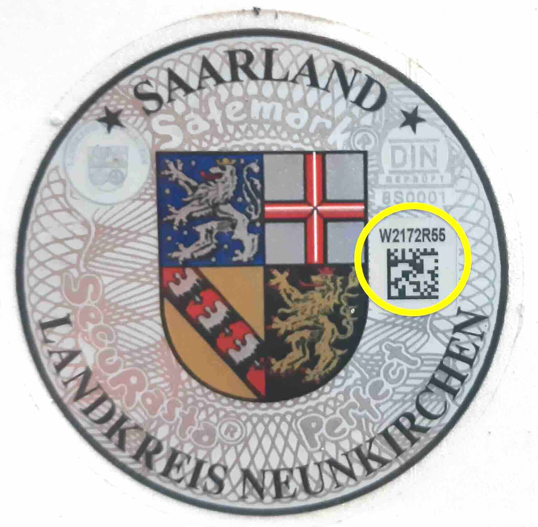 Musterbild eines Kennzeichenwappens mit QR-Code aus Saarland