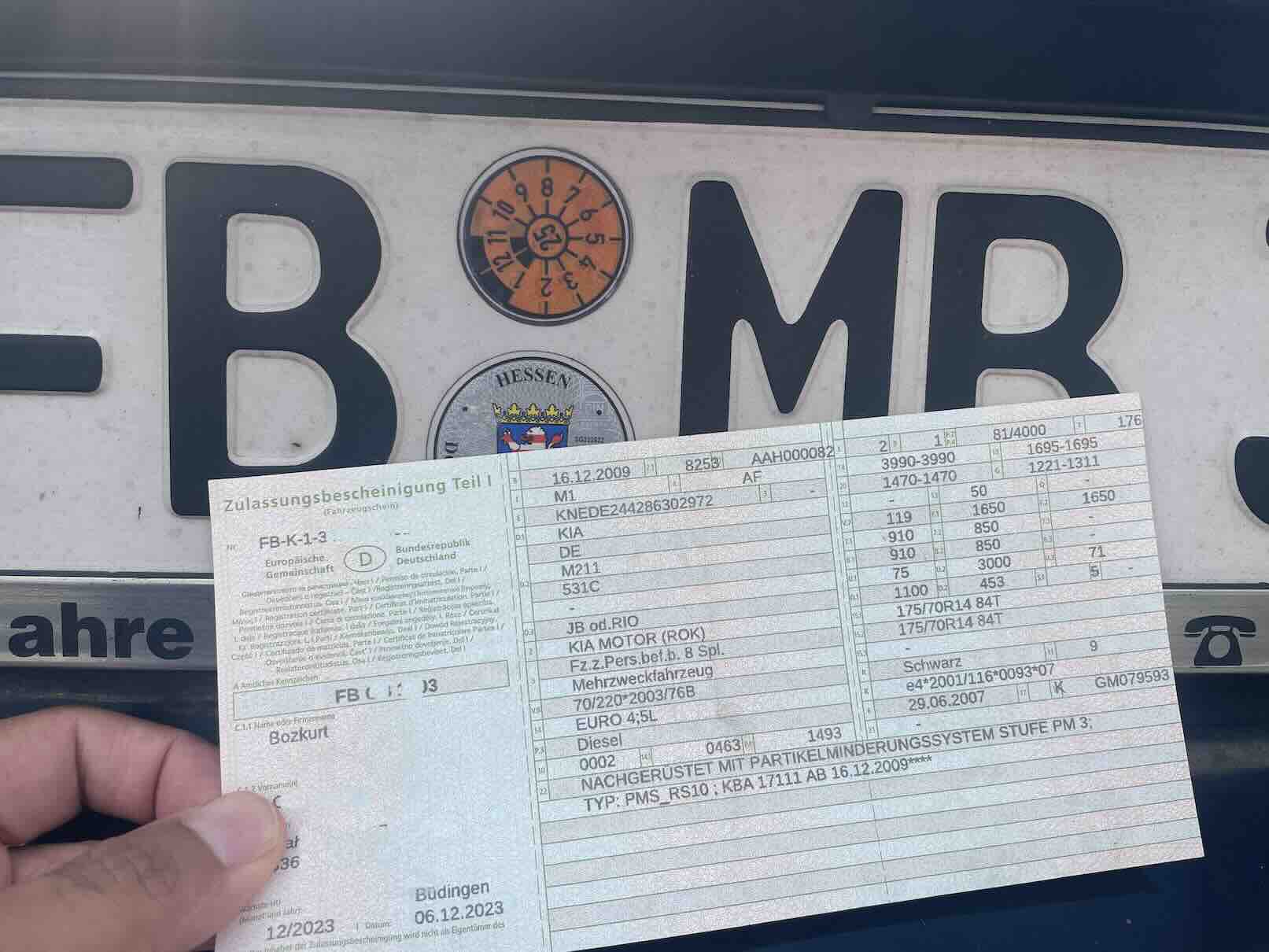 Musterbild: Fahrzeugschein und Kennzeichenschild
