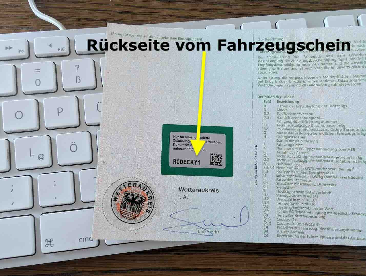 Ru&̈ckseite von der Zulassungsbescheinigung Teil 1. Das Bild zeigt ein grünes Feld für die Online-Außerbetriebsetzung